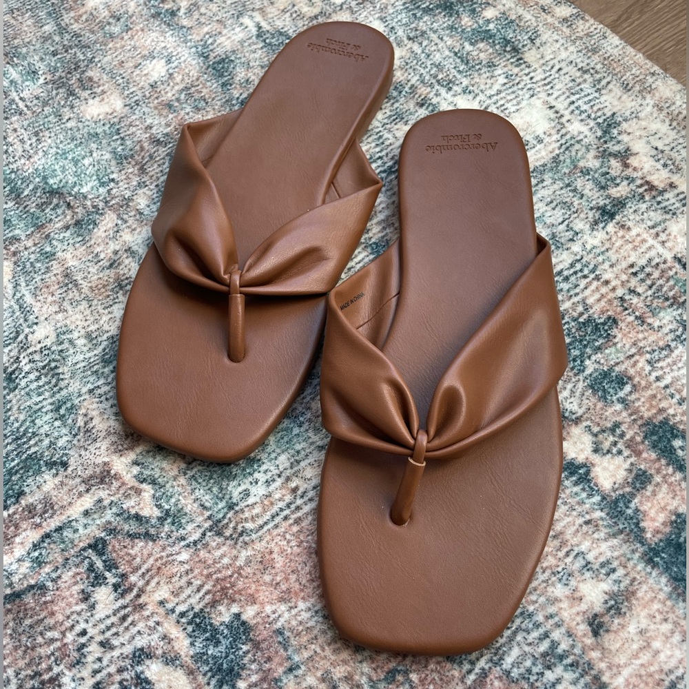 A&F Soft Gathered Flip Flops, Brown, Size 8/9